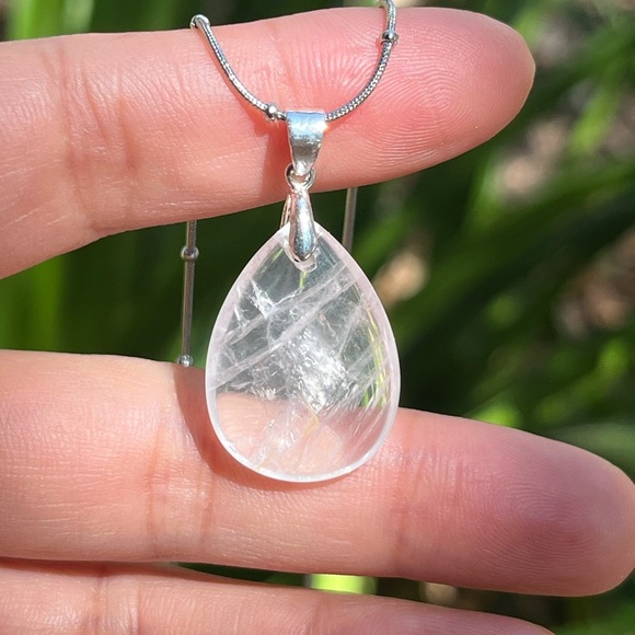 Silver plated small dainty rose‎ quartz pendant - Picture 1 of 7